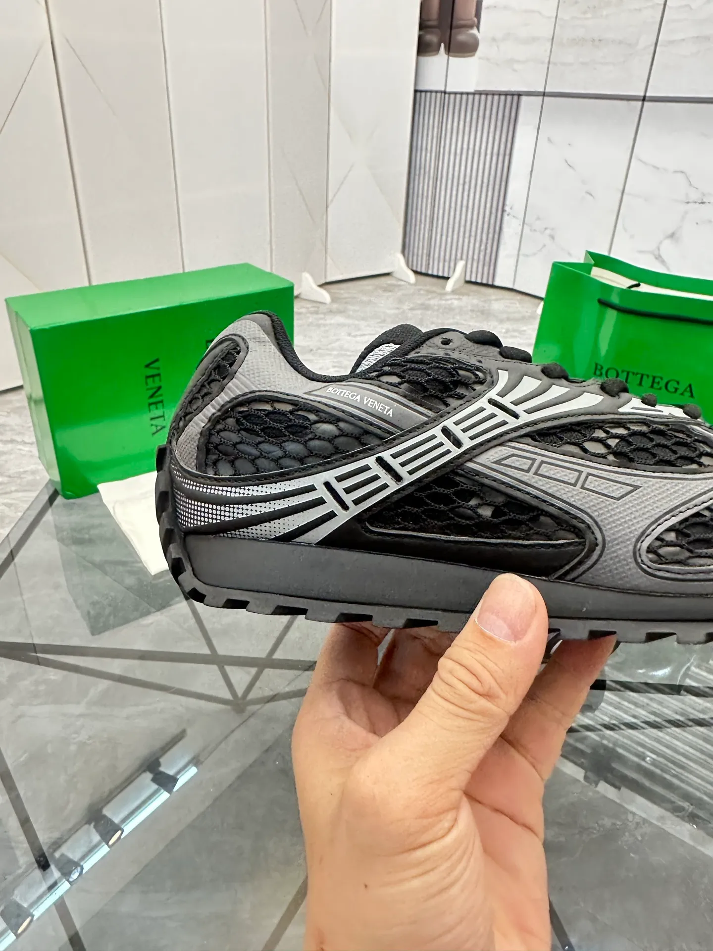 Factory men's shoes 💰: 620💰 (top version) BV Orbit sneakers Wang Yibo's same style couple's dad shoes Runner sneakers, made of lightweight technical mesh fabric. Matched with geometric pattern designed rubber outsole Wang Zha series high version Look for the package craftsmanship The actual height is much higher, but the legs are still slim. Very nice and playable and durable Matching to the standard 💯 Package shoe technology Look for the high version The outsole is made of color-blocked TPU outsole Women's model 35 36 37 38 39 40 41 (40 41 customized) Men's model 38 39 40 41 42 43 44 45. (Customized size 38 45.46) No. H345